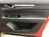 運転席のパワーウィンドウスイッチとトリムデザインです。