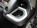 運転席右側のドリンクホルダーです。