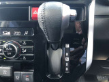コラムシフトですので足元ひろびろ。運転しやすいですよ。