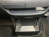 お気に入りのCDなどが収納できる格納式ボックス★
