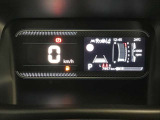 シンプルで視認性の高いメーターです。燃費など多彩な情報も確認できる優れもの
