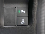 パーキングセンサーシステム搭載。センサーが周辺の障害物を検知。音やディスプレー表示等で障害物との距離をお知らせし、ドライバーに注意を促します。バックでの駐車時や狭い駐車場での出庫時などに役立ちます。