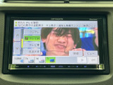 画面にはテレビ番組の情報が表示され、選局メニューも見やすくまとめられています。表示内容を確認しながら選べるため、普段使いにも便利な装備です。