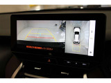 【全方位カメラ】 車の前後左右に取り付けられたカメラで、視線やバックモニターでは死角となる前方や真横も確認できます。狭い駐車スペースもスムーズに駐車できます。