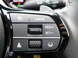 Hondaセンシングの機能のひとつ、アダプティブクルーズコントロール付!アクセルから足を離しても設定したスピードと前車との車間を保ち走行してくれます!車線維持もアシスト☆高速道路で疲労軽減ですね☆