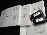 バック、ポケットの中に入れたままで、ドアロック、アンロック、 エンジンスタート出来ます。インテリジェントキー。取扱節経書と整備記録簿