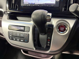 インパネシフトだから視線の移動も少なく足元もスッキリ♪運転席もゆったりしているのでゆとりを持ってドライブできますね!