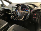 運転席周りのレイアウトをご覧ください。ナビゲーションが綺麗に装着されすっきり収まってますね!