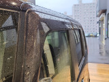 【ドアバイザー】雨の日でも窓を少し開けて換気可能。車内を快適に保ち、日常の使用も安心です。