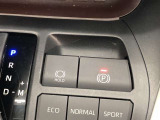 HOLD機能付きの電動パーキングブレーキ。HOLD機能を使用すると、信号待ちなどでフットブレーキから足を放しても、車は動かずそのまま停車してくれます。ドライブなど足が疲れた時には便利な機能です。