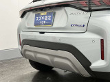 【後退時ブレーキサポート】リヤバンパーに4つの超音波センサーを内蔵し、車両後方にある障害物を検知。透明なガラスなども検知でき、コンビニの駐車場などでの衝突回避をサポートします。