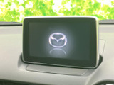 ダッシュボード上部にモニターを備え、ナビやオーディオなどの情報をまとめて確認できます。運転席から見やすい位置にあり、日々の移動や目的地の確認に役立つ装備です。