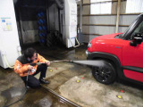 お車の隅々まできれいに致します☆