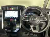 【ハンドル】運転にかかわる様々な操作を安全に行えるように視点移動が少なく操作性に配慮されたスイッチ類が凝縮されたコックピットです。