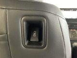 助手席の後ろにも充電可能なUSB端子がついています。横のポケットにスマートフォンなどを差し込んで移動中に充電もできるので便利です。