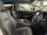 運転席の画像です。足元やシートまわりに余裕があり、リラックスした姿勢で運転が可能です。視界も良好で操作系へのアクセスもしやすく、快適で安心感のあるドライブをサポートします。