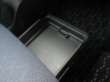 助手席シート下には車検証いれが入るトレイが装備されています。