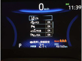 レーンディパーチャーアラートとは車線または走路からの逸脱の可能性を警告すると共に、車線または走路からの逸脱を避けるためのハンドル操作の一部を支援する機能です。詳細は販売店スタッフまでおたずねください。