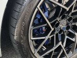 M スポーツ・ブレーキは、ダイナミックなパフォーマンスに相応しい優れた制動力を発揮。Mのロゴがあしらわれたブレーキ・キャリパーと大型のディスクを備え、スポーティな走行スタイルとブレーキ性能を実現します