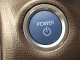 エンジンスタートスイッチです。キーが車内にあれば、エンジンの始動や停止はスイッチを押すだけ!キーを取り出す手間を省き、ワンプッシュで操作できるので簡単でスムーズです。