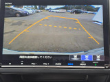駐車時の安全確認をサポートするバックカメラも使用できます。インターナビで様々な情報を得ることもできます。