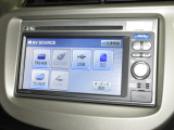 ナビゲーションは純正メモリーナビ(VXM-128VS)を装着しております。AM、FM、CD、DVD再生、ワンセグTVがご使用いただけます。初めて訪れた場所でも安心ですね!