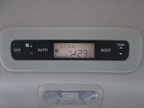 リヤ側にもオートエアコンを装備しております。車内の温度調整をより行い易くなっております。