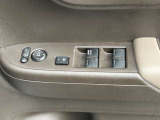 運転席側ドアの、インナードアハンドルとウィンドウなどの操作スイッチ類です。