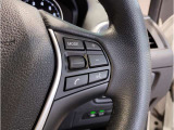 運転中にもオーディオの音量やFMの切り替えなどステアリングでの操作で切り替え可能なため、ステアリングから手を放す必要がない為、運転中でも操作が簡単でございます。
