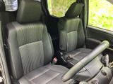 前席は身体を支える形状のシートで、運転席・助手席それぞれにゆったり座れる印象です。窓からの見通しもよく、日常の移動を落ち着いて過ごせる空間です。