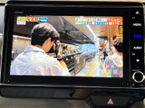 テレビ番組を画面で視聴できる装備を備えています。目的地に着いた後など、停車中のひとときに映像を楽しめるのが便利です。画面操作も直感的で、気軽に利用できます。