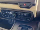 【オートエアコン】設定温度に合わせて自動で風量や風向きを調整し、車内を快適な温度に保ちます。