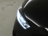 精悍な目つきのLEDヘッドランプを装備しております。