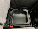 【シートアンダーボックス】助手席下には持ち運び可能な収納ボックスが装備されています。車検証ケースや靴などが収納できます。