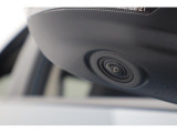 サイドビューカメラ 運転席側ドアミラーに装着されたカメラ映像をセンターディスプレイに表示。ドライバーからは死角となる自車の右前方の様子を確認できます。