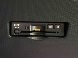 ETCカードを挿入することで高速道路をキャッシュレスで通行。ETCスマートインターチェンジやETC専用インターチェンジが利用できたり、とても便利なアイテムです!