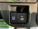 指先だけで簡単に操作が可能な電動パーキングブレーキを搭載。また、渋滞時や駐車券を取るシーンなどで便利なオートブレーキホールド機能も搭載しています。