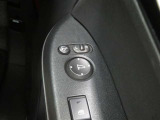 電動格納ミラー! スイッチひとつでミラーを畳めます。