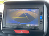 画面には後方の様子と駐車時の目安となるガイドが表示され、車庫入れの際に周囲を確認する助けになります。画面上の案内を活用して、落ち着いて駐車操作を行いたい方に便利です。