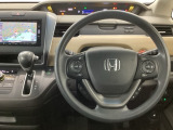 【ハンドル】運転にかかわる様々な操作を安全に行えるように視点移動が少なく操作性に配慮されたスイッチ類が凝縮されたコックピットです。