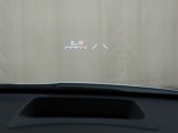 カラーヘッドアップディスプレイ付き。少ない視線移動で情報を確認できるので、運転の疲労軽減に繋がりますよ♪