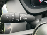 表示が見やすく、天候に合わせた操作を確認しやすいレバーです。運転席から手元で扱えるため、雨の日など視界確保が気になる場面でも使いやすい装備となっています。