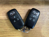 【スマートキー】 スマートキーを携帯していれば、ドアハンドルのボタンを押してロックの解除ができ、パワースライドドアもワンタッチで開閉できます。