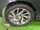 純正アルミホイールです。足元が引き立つので、車全体のイメージがアップしますよ!