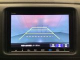 バックでの車庫入れも安心です!リアカメラが付いているバックモニター付のナビを装備しております。操作線もついており距離感も画面から確認できます。