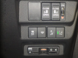 両側電動スライドドア。荷物で手が塞がる時など簡単にドアの開閉が出来ます。ETC付。高速道路の料金所はキャッシュレスで通過です。ご納車後すぐにお使い頂けるようセットアップしてのお渡しとなります。