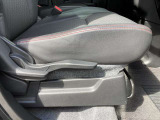 体格に合わせてシートの高さや前後位置を細かく調整でき、自然な運転姿勢を保ちやすい設計です。良好な前方視界を確保しやすく、日々の街乗りから長距離ドライブまで運転の疲労を軽減しやすい実用的な仕様です。