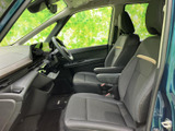 前席は座面にゆとりがあり、運転席から前方や左右を確認しやすい見晴らしです。シートは落ち着いた色合いで、毎日の通勤やお出かけにもなじむ室内です。