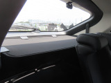 【パーセルカバー】取り外し可能なパーセルカバーが装備済みです。ラゲッジルームに置いた荷物を覆い隠すことで、プライバシー保護に役立つ室内アクセサリーです。また直射日光のダメージから荷物を守れます。