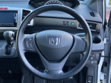 運転席から握りやすい位置にあり、手元のスイッチも見渡しやすく配置されています。前方への視線を保ちながら操作しやすく、日々の運転で必要な機能へ手を伸ばしやすい実用的な装備です。